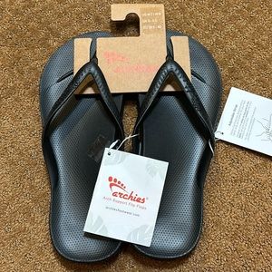 Black sz 8 Archie’s